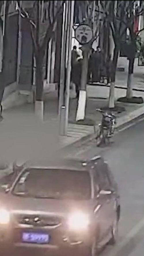 醉驾假装吃瓜群众视频真实,视频曝光引发网友热议