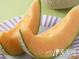 美女吃冰糖哈密瓜的视频,美女品尝哈密瓜，冰糖滋味尽展芳华