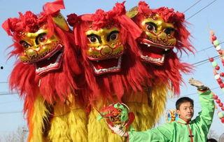 舞狮子表演视频带你吃瓜,视频带你领略传统民俗魅力，吃瓜之余感受文化传承