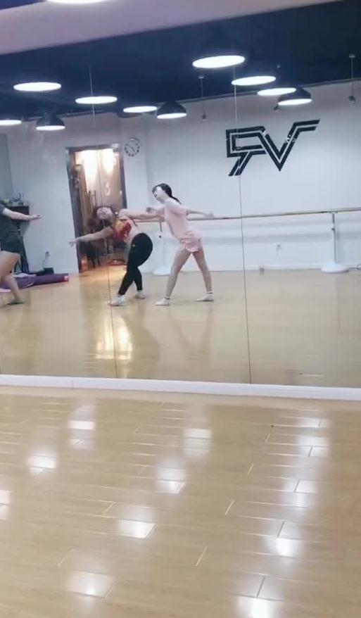 跳舞吃瓜的小朋友视频,跳舞吃瓜萌娃萌态十足