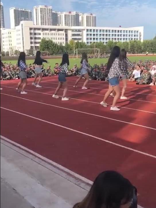 军训跳舞吃瓜视频播放大全