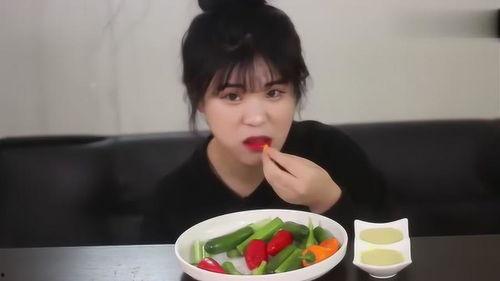 美女吃脆瓜视频网站,美女品尝美味瞬间，尽在视觉盛宴