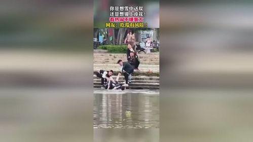 大街上的吃瓜群众视频,吃瓜群众围观一幕，现场画面引热议