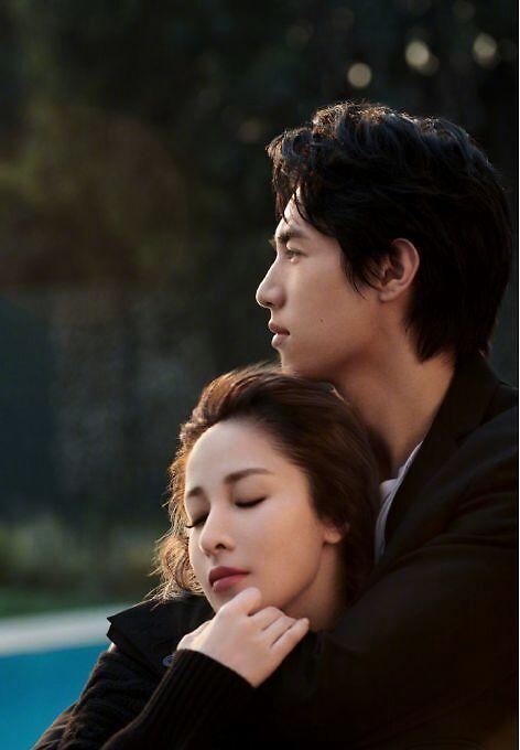 黄晓明跟杨颖吃瓜视频在线观看,甜蜜互动引网友热议