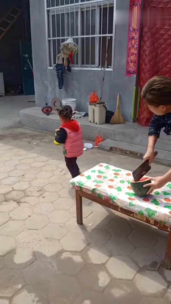 幼儿给长辈吃瓜视频,幼儿温馨喂瓜长辈，传承孝道瞬间