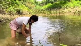 美女上山摘瓜吃视频,美女摘瓜视频走红网络