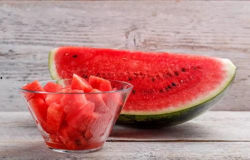 吃瓜嚼东西的视频素材,揭秘吃瓜嚼东西的趣味瞬间