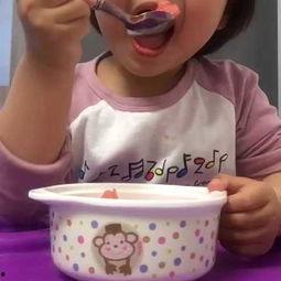 两个小孩吃瓜搞笑视频,两个小孩的欢乐瓜吃大作战