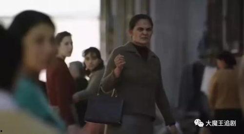 搬砖少女吃瓜追剧视频,揭秘现代职场女性的生活日常