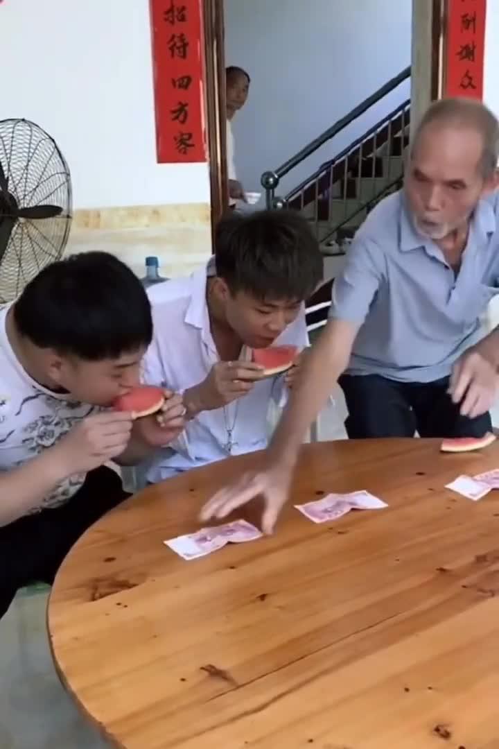 跟爷爷比赛吃瓜视频下载,爷爷与孙子吃瓜大赛视频下载回顾