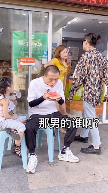 吃瓜群众搞笑视频吵架,搞笑视频引发的欢乐争吵