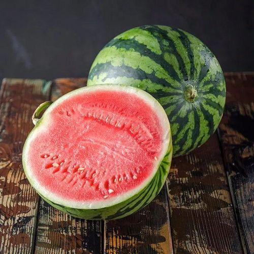 老外吃麒麟瓜视频,品尝中国夏日特色水果