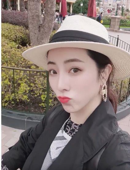 戴帽子的吃瓜博主视频,揭秘网络红人的幕后生活