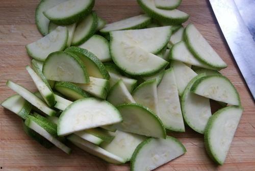 葫芦瓜可以油炸吃吗视频,美味诱人的家常小炒