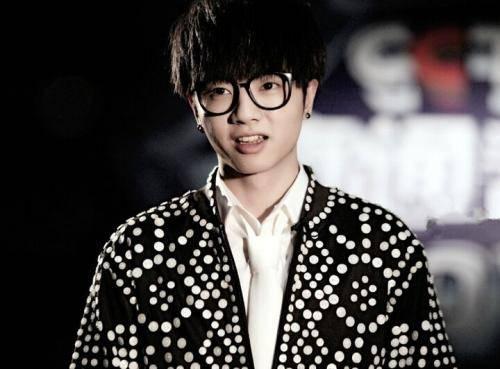 华晨宇和刘亦菲吃瓜视频,甜蜜互动引网友热议