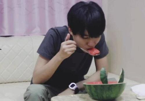 王俊凯搞笑吃瓜视频,笑料百出，网友直呼“太可爱了！”