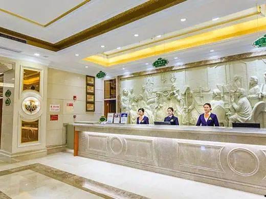 酒店前台吃瓜博主视频大全,揭秘酒店幕后趣闻