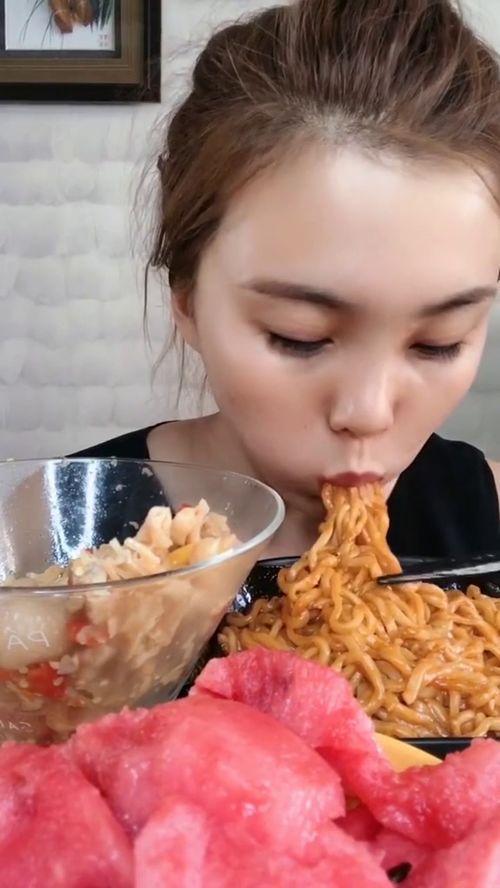 吃瓜吃面的视频,一场别开生面的吃面吃瓜盛宴
