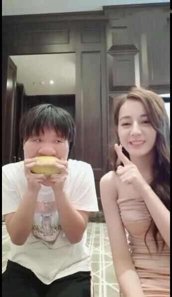 搞笑视频女人吃瓜