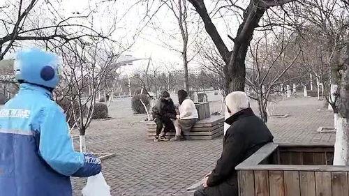 大爷吃瓜跳桥视频大全,揭秘桥上惊魂一幕