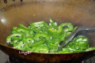 老外吃清炒凉瓜视频,体验地道中式蔬菜烹饪