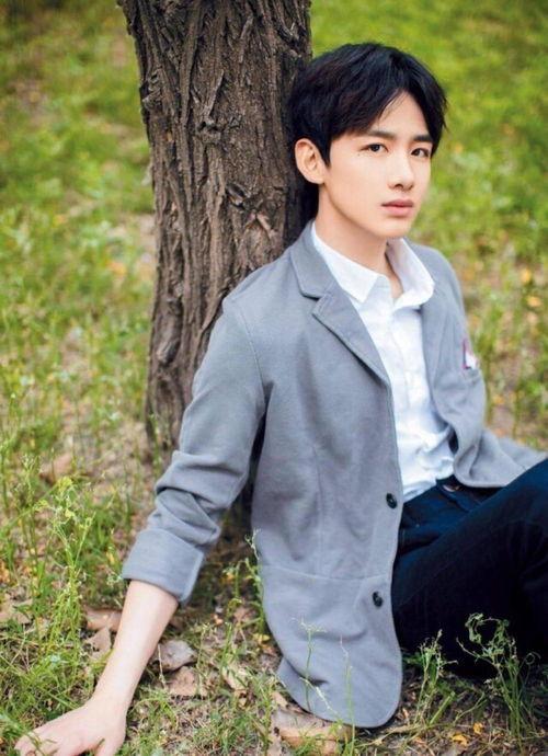 白敬亭吃瓜群众视频下载,揭秘明星幕后趣事