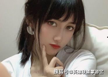 女的跳舞吃瓜后续视频,女子热舞引关注，后续视频精彩纷呈