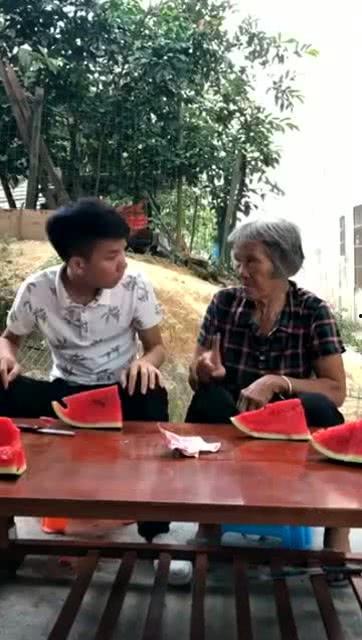奶奶打架孙子吃瓜视频播放,视频播放引发网友热议